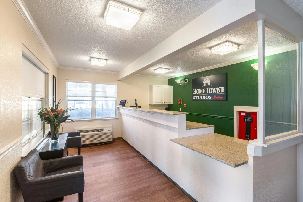 HomeTowne Studios by Red Roof Atlanta - Norcross Downtown