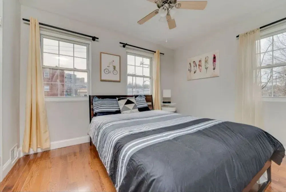 Beautiful modern colonial house 10m to DC