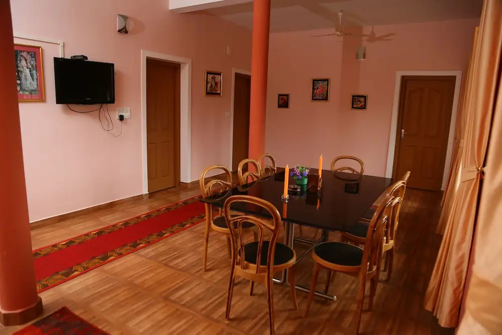 Room-1 Bedroom With Balcony Mountain Vie