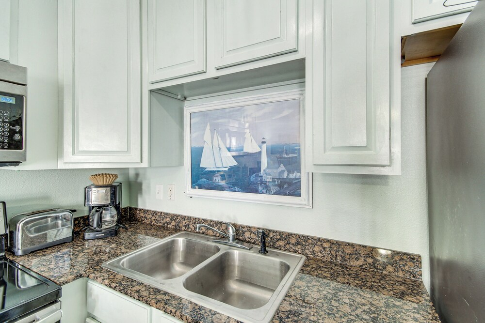 Stroll to Beach! 3BR Gulfport Escape, Pool Access