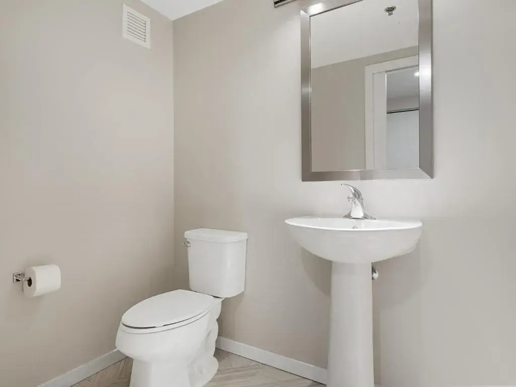 Lavish Downtown Condo with Rooftop Lounge 337