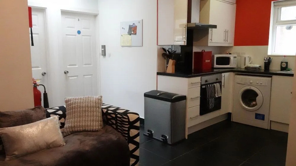 Private on suites- Private Bathroom every room-1 Bus to Heathrow Airport