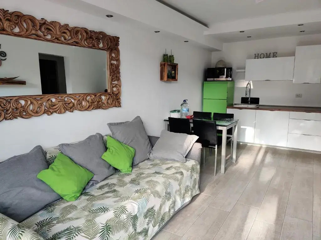 Seafront New Modern Apt