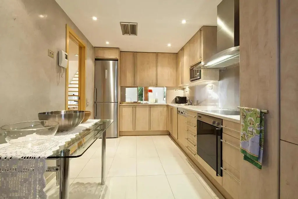 Apartment with 4 bedrooms in Barcelona with enclosed garden and WiFi