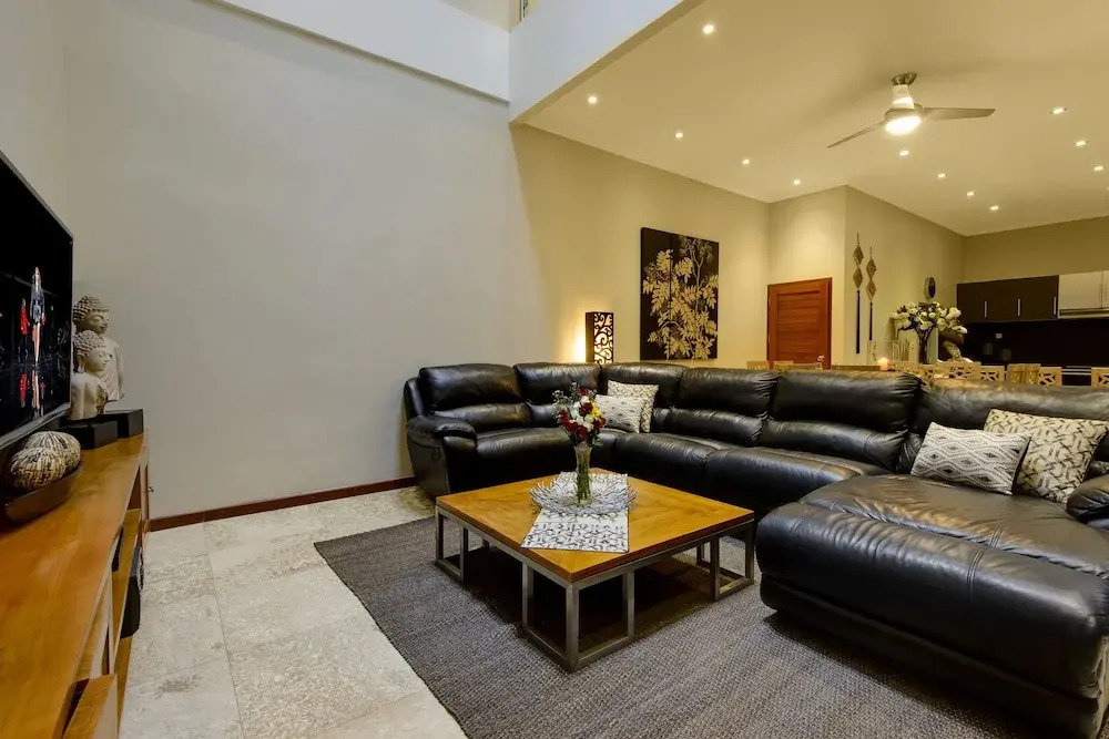 Super 4 Bed, Sleeps 8, Just 300m walk from Beach