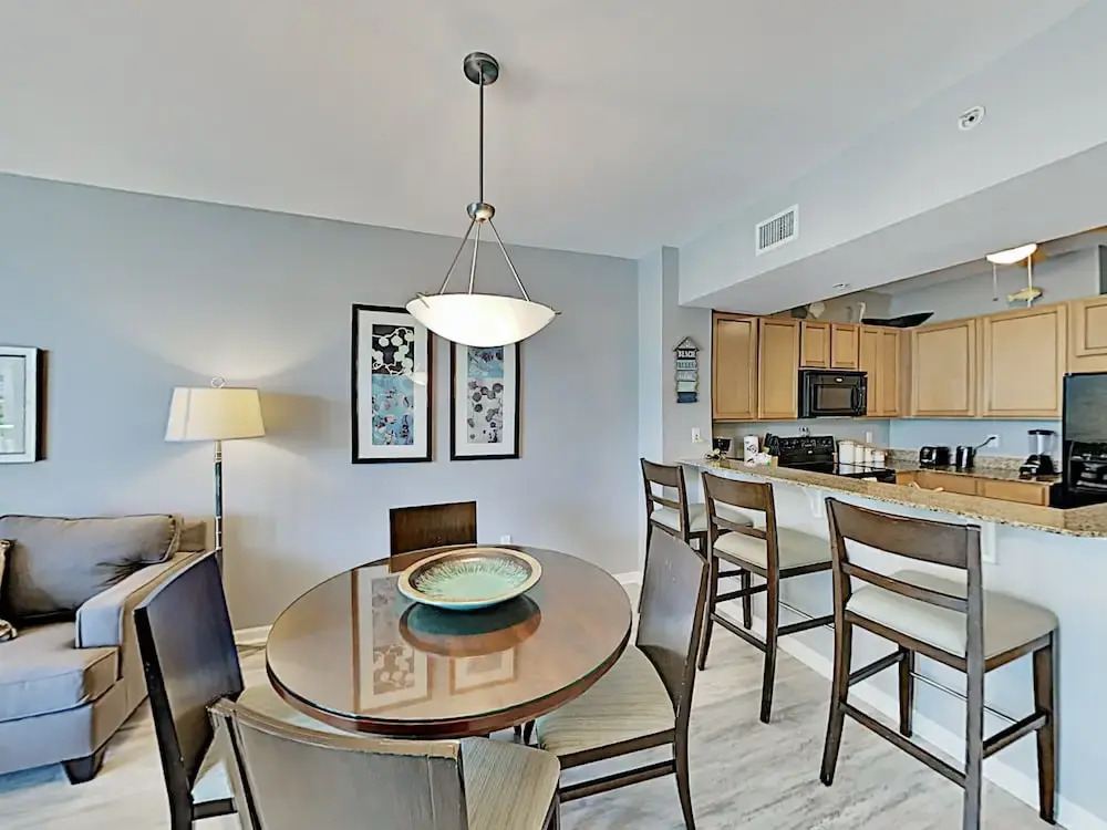 Relax At The Palms. 3rd Floor Pool View 2 Bedroom Condo