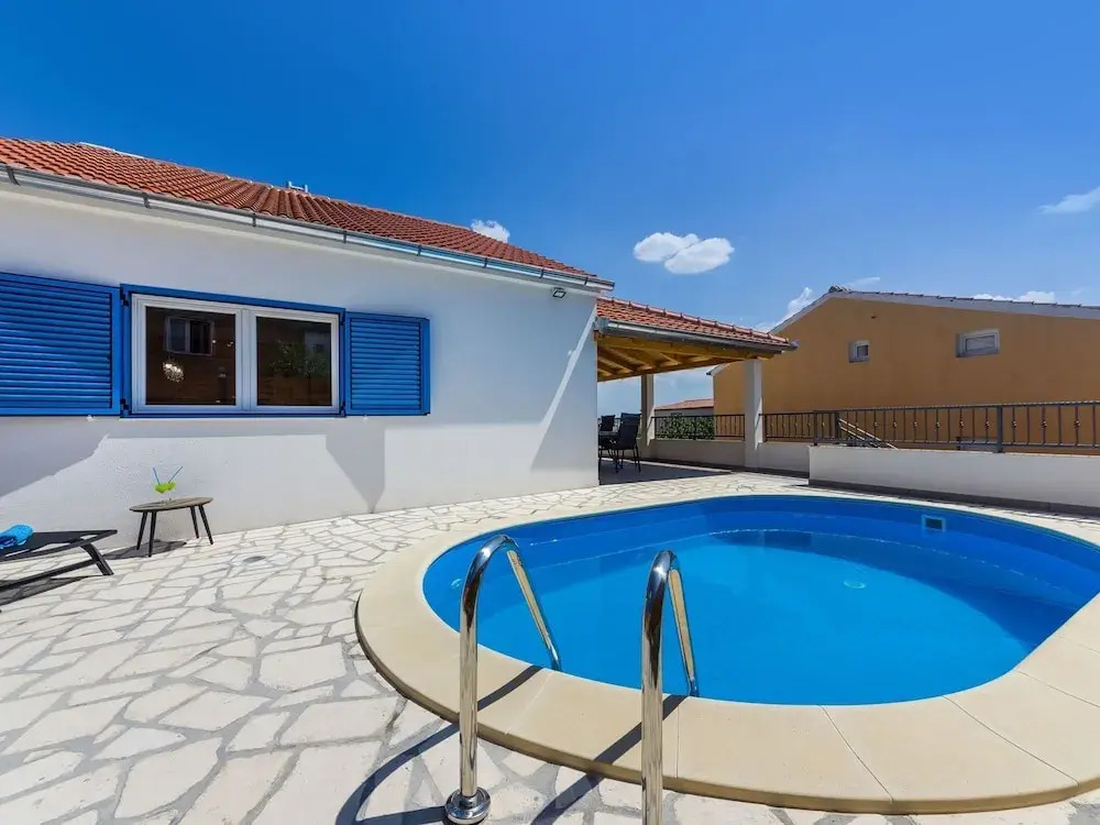 Charming Villa in Jasenice With Pool