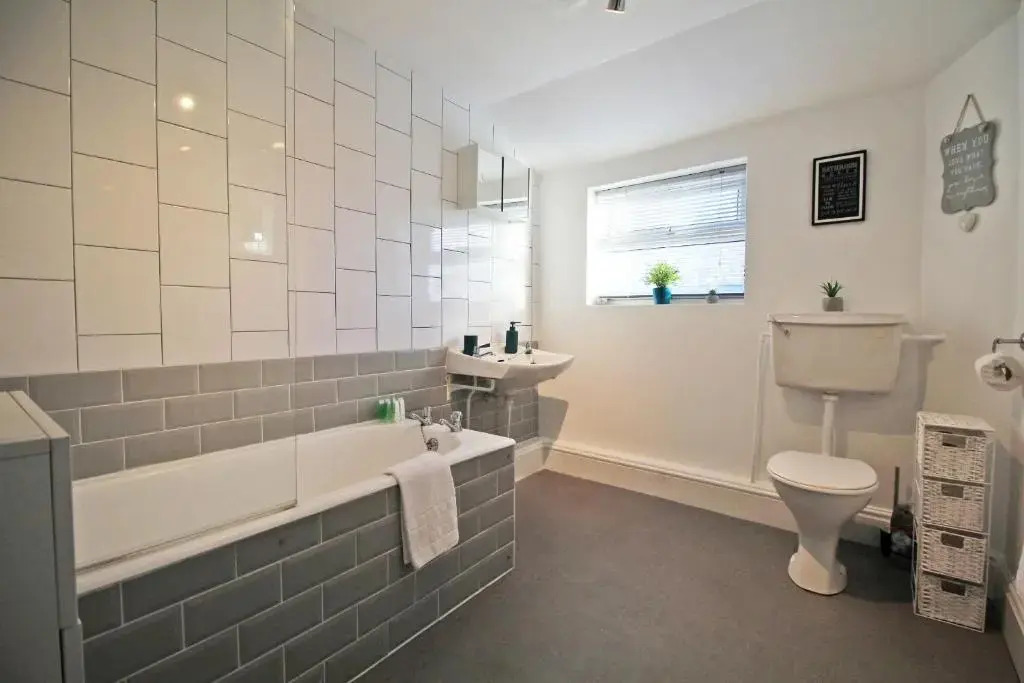 Close to the City, Classic Chester Home to sleep 6
