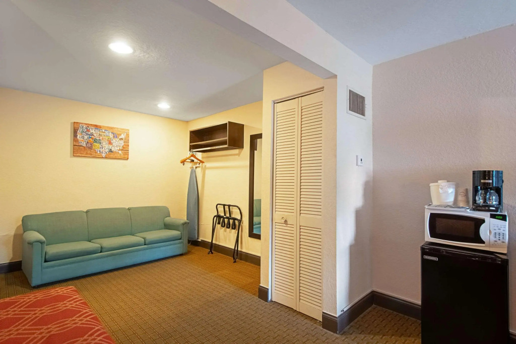 Econo Lodge Inn & Suites Clearwater Central