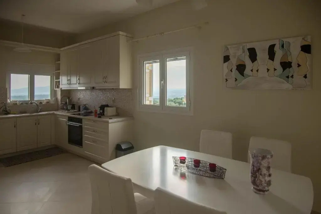 Lovely 3-bedroom Rental Unit With Alluring Views