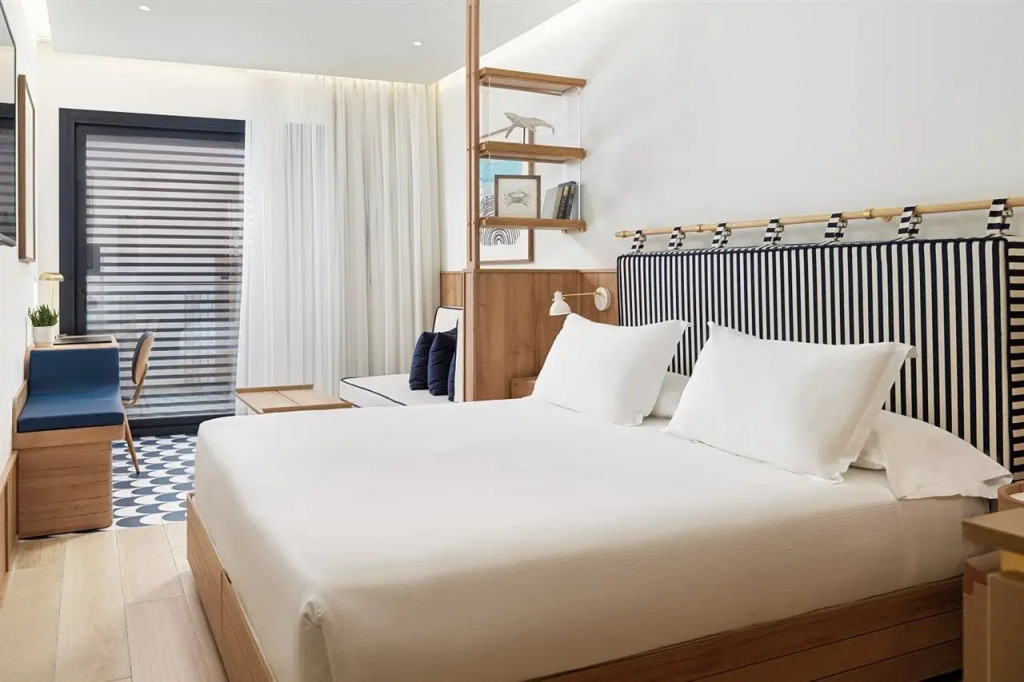 Отель H10 Porto Poniente