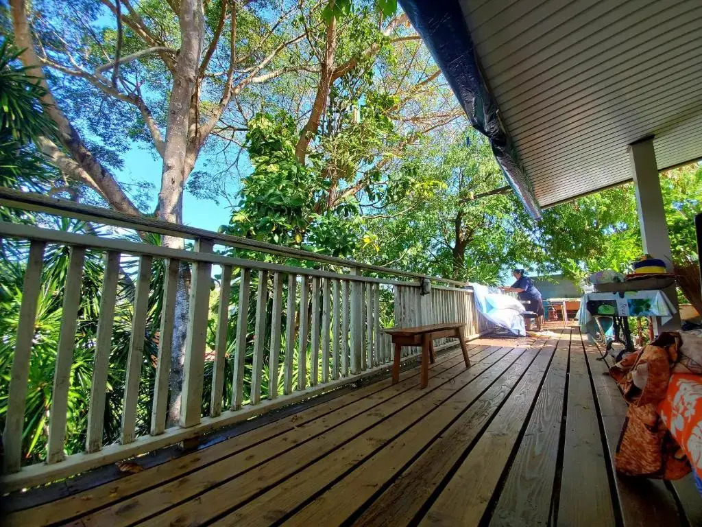Sweet Mini Dortoir sur notre terrasse couverte pour vos transits entre deux vols by Kohutahia Lodge, 7 min by car to airport and town
