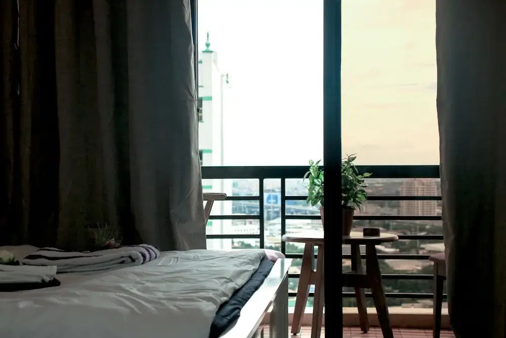 Greenbelt w/balcony Park view. Service.Location
