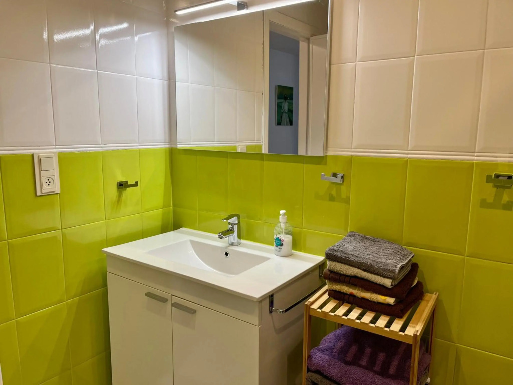 Apartamento con parking y piscina frente al mar para 4 personas