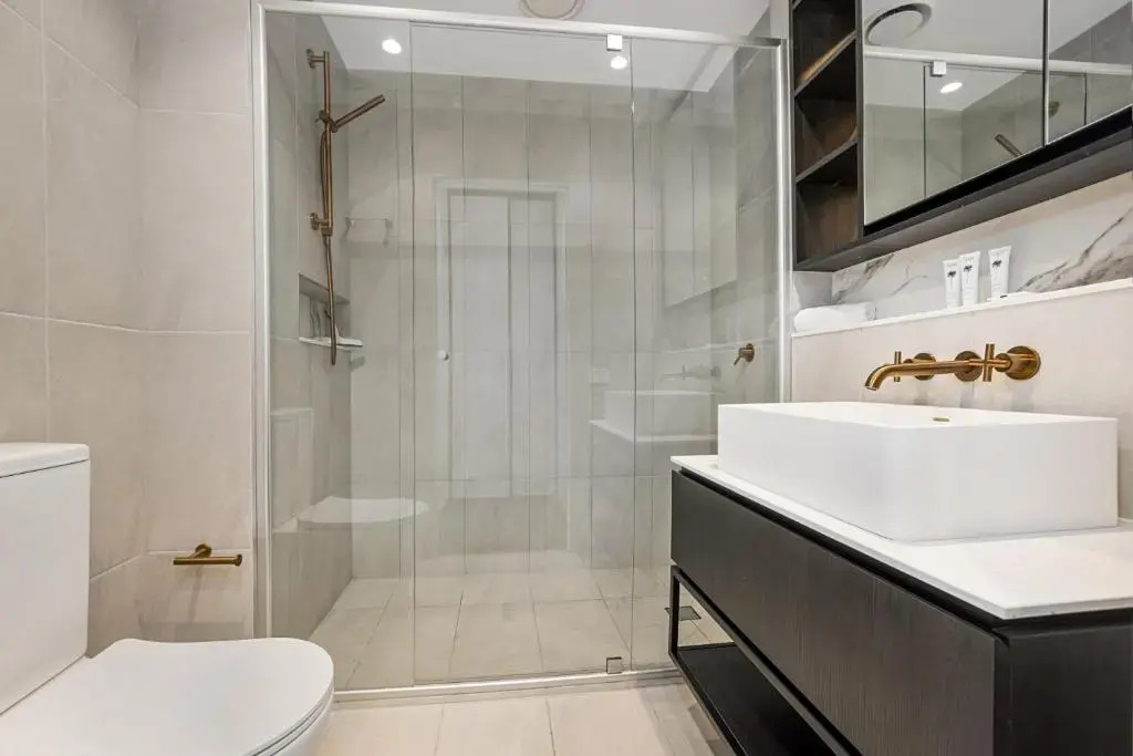 Luxury African themed apartment☆10min to MCG & Swan St☆On-site Parking☆Balcony☆Rooftop deck☆Gym☆