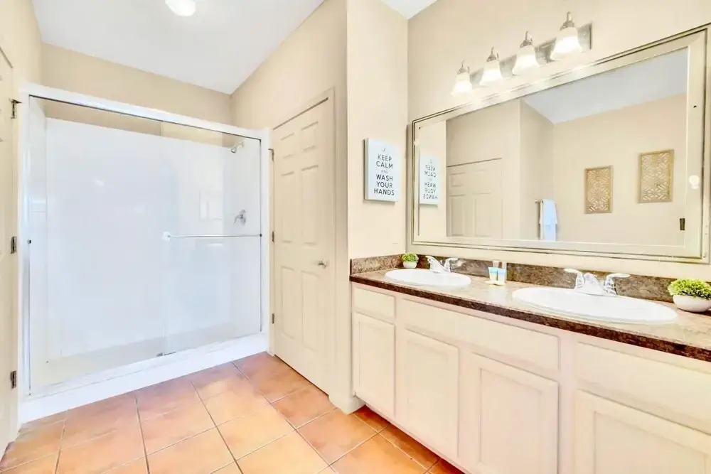 Bright 3BR Condo With Pool and Hot Tub Close to Disney