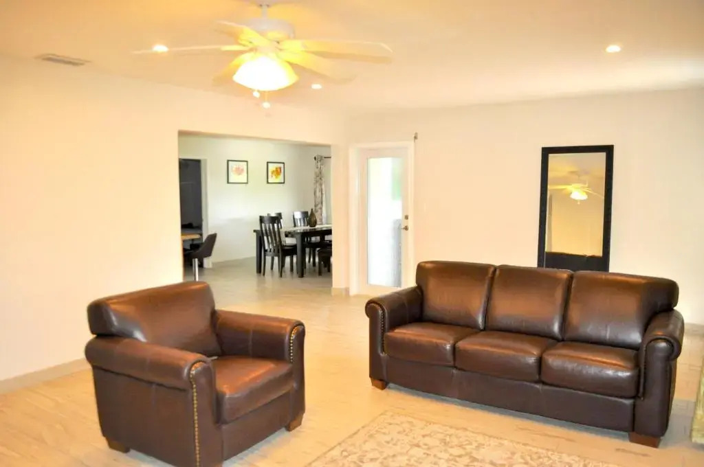 Lovely 3-bd, walk to bars, 9 min drive from beach! Heated pool.