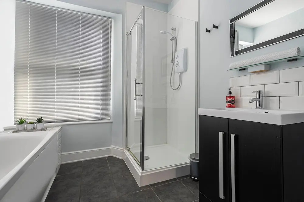 JOIVY Charming 4-Bed House Near The Hoe Park