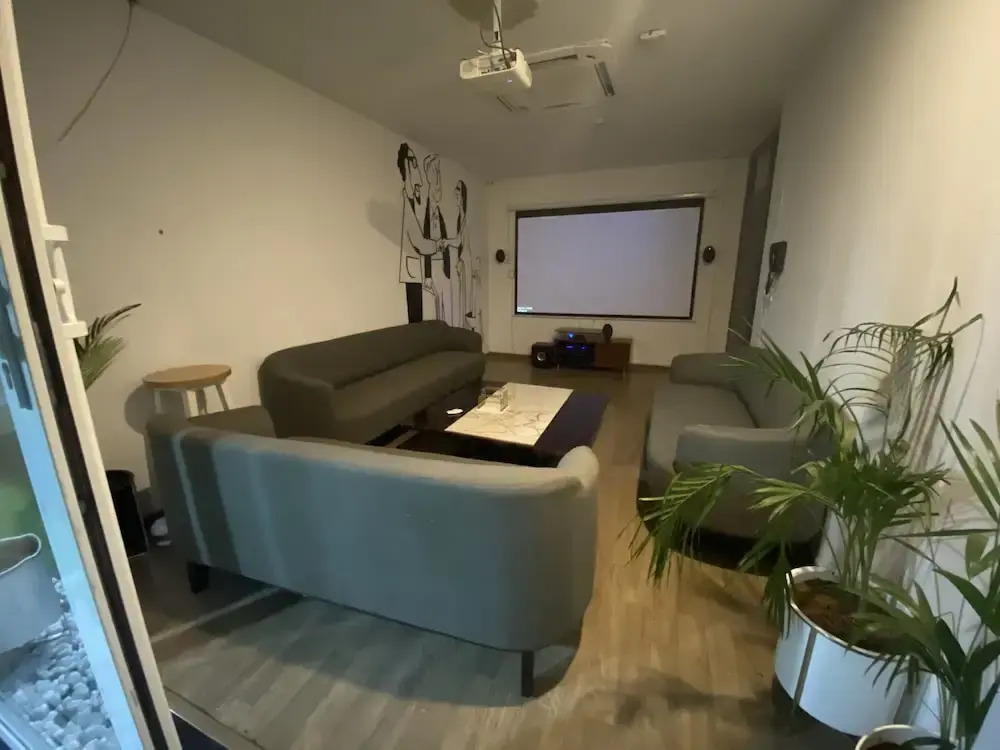 BK Studio And Rooms Near Huda City Centre