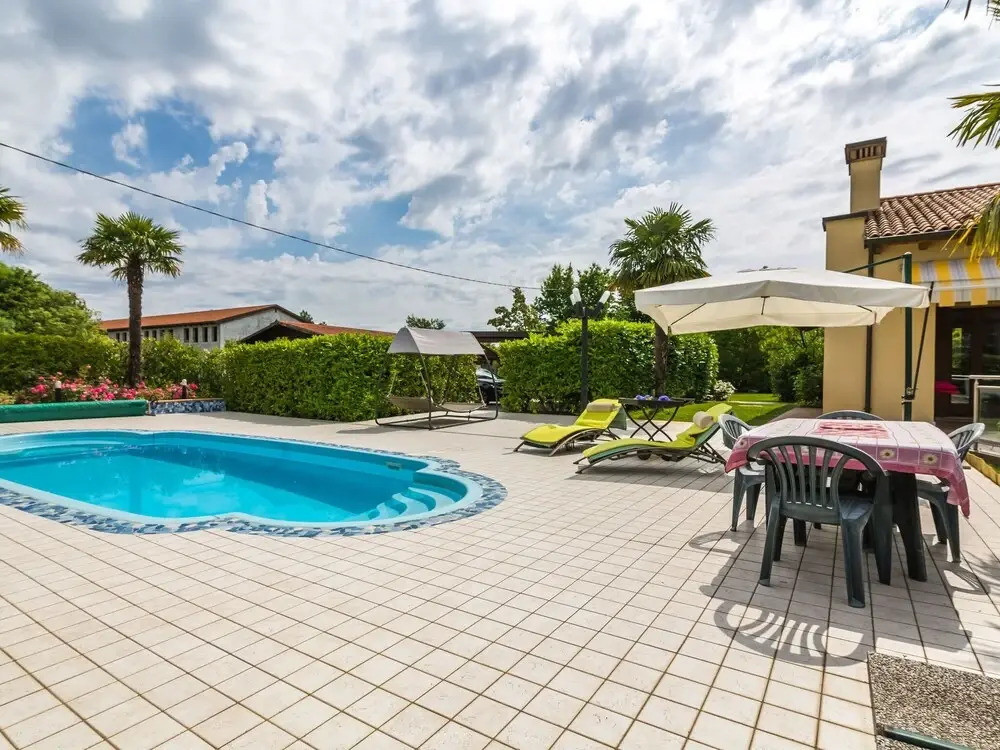 Beautiful Holiday Home in Zelarino With Swimming Pool