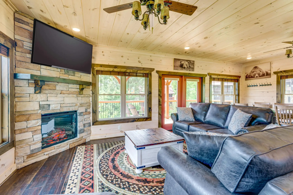 Misty Mountain Stop: Mountain Views, Hot Tub, Game Room, Theater Room