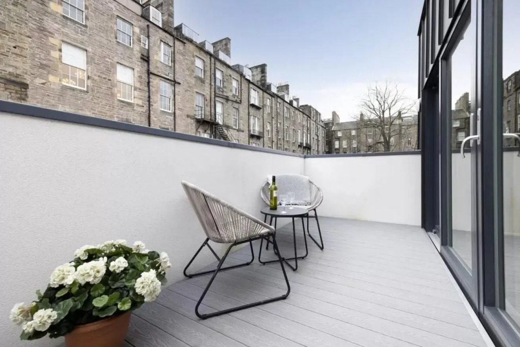 Stylish & Airy 4BR House at the heart of New Town