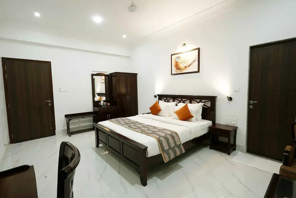 Revaas Hotel