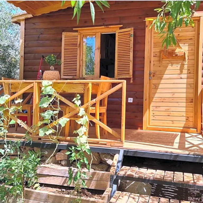Derin Tas-Bungalow
