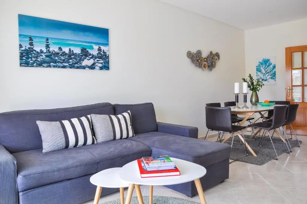 LovelyStay - 2BR Modern, Pool Access, Close to Marina & Beach