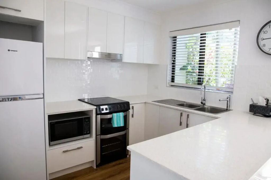 2 Bedroom Renovated Townhouse, Walk to Noosa River
