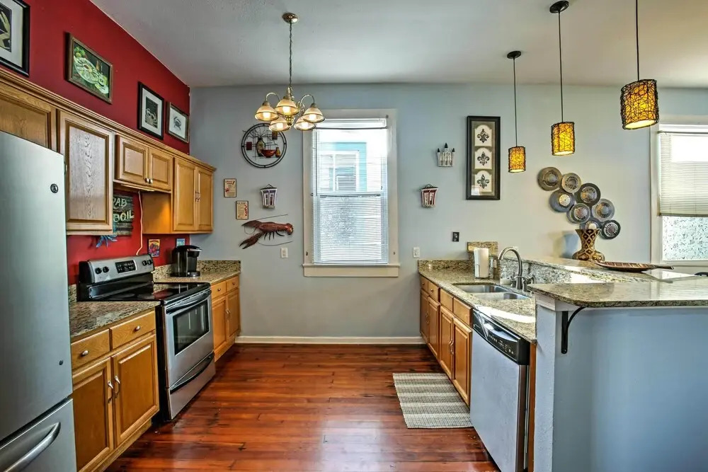 5 Mi to Bourbon Street: Central Nola Home