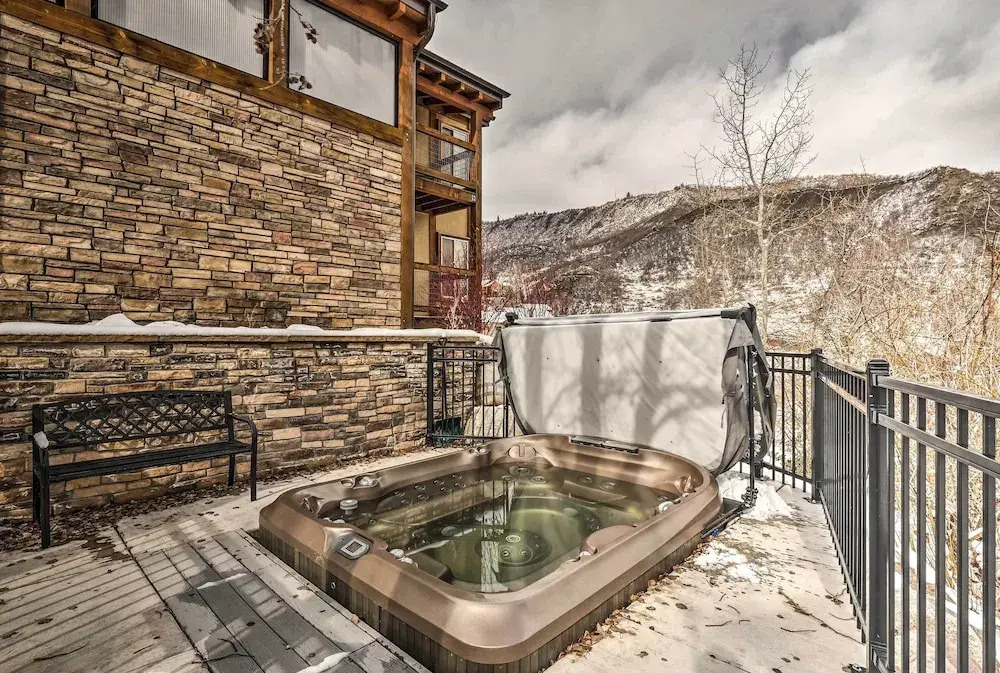 Ski-in/out Snowmass Condo w/ Community Hot Tub!