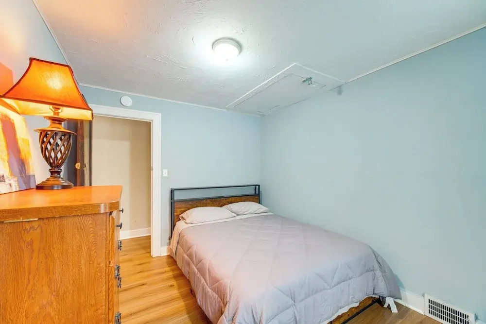11 Mi to Dtwn Cleveland: Family Home w/ Yard
