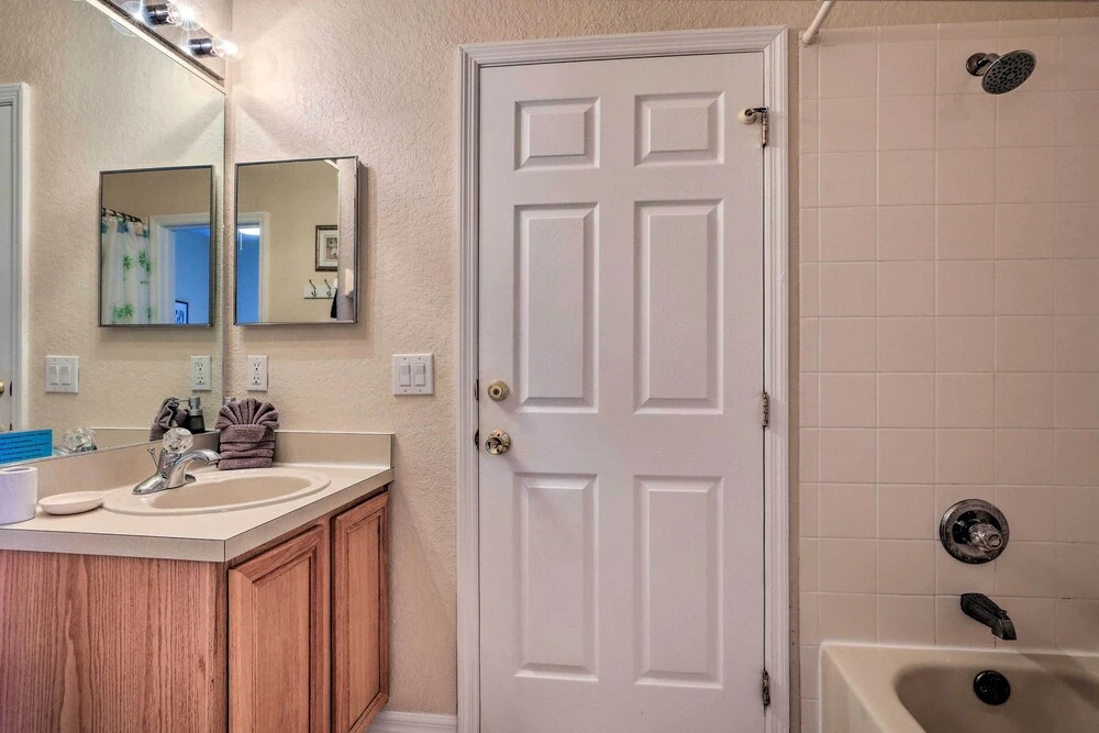 Townhome w/ Resort Amenities in Davenport!