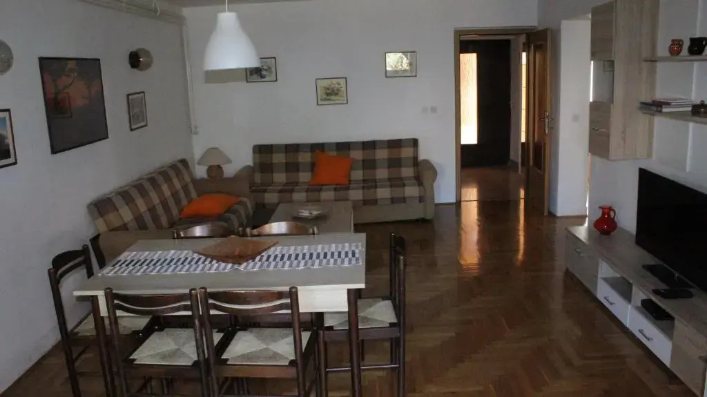 Apartman 100m2, full opremljen, privatni parking.