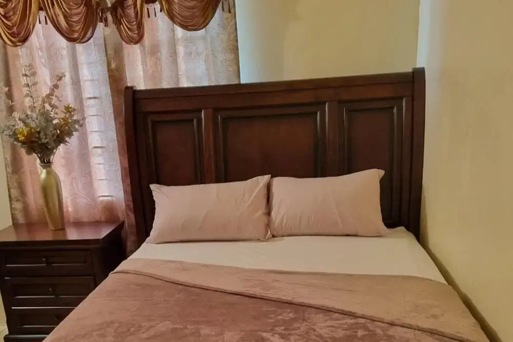2-Bed Sleeps 4 Private Garden Parking