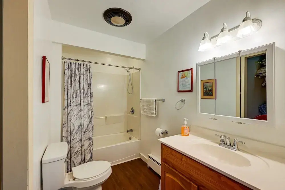 Private Hot Tub & Covered Deck: Cozy Whittier Gem
