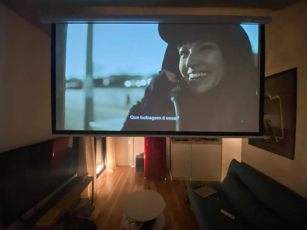 85 New studio w balcony, fast wifi and movie screen!