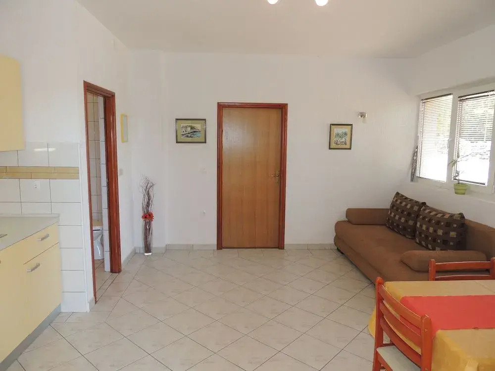 Apartment and rooms Brzac
