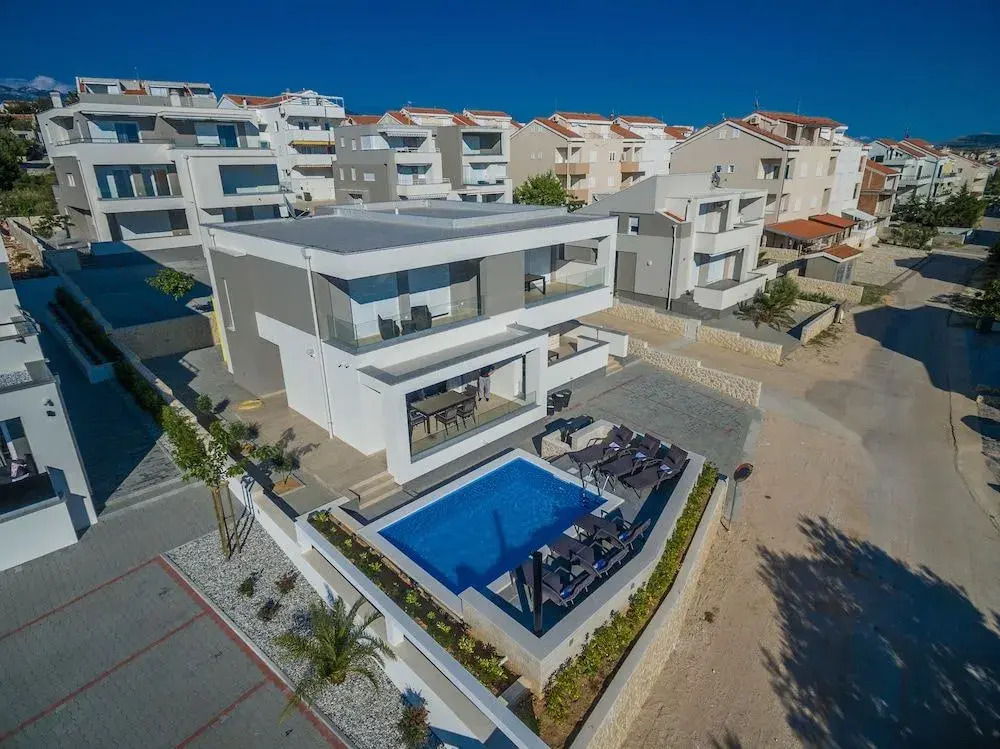 Apartments with pool Villa Zora