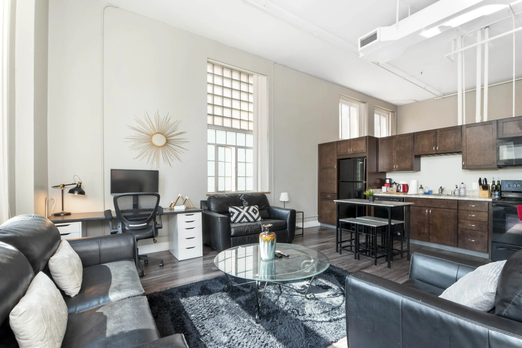Loft Style Apt with Fast Wifi and Gym!