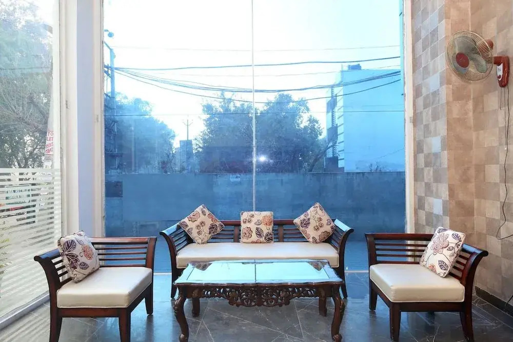 Oyo 11367 Hotel Yellow