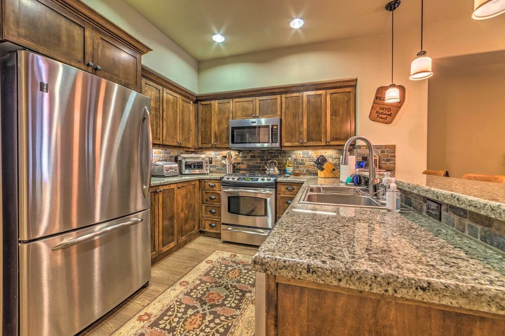 Central Mammoth Lakes Townhome ~ 1 Mi to Slopes