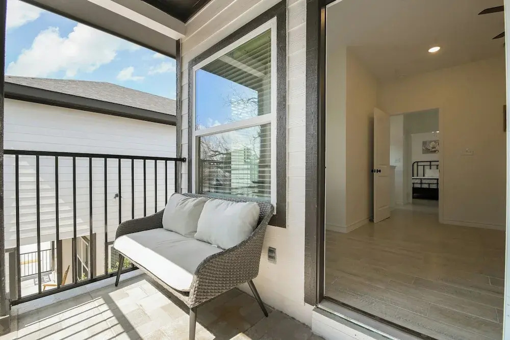 Private Townhouse: Close to Everything