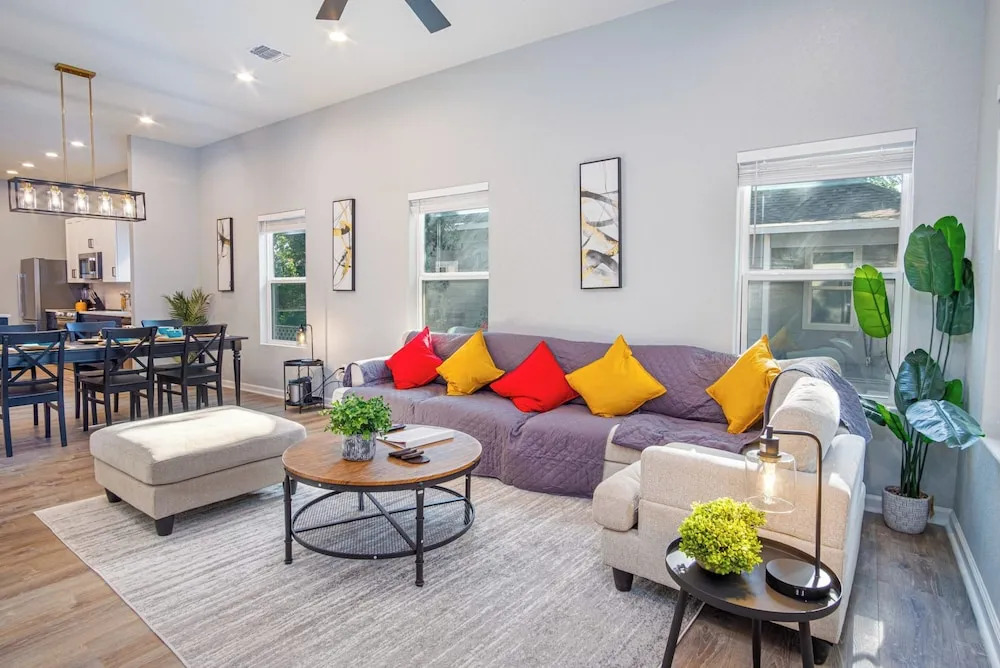 Experience Convenience w/ 4br/3ba Near Alamodome