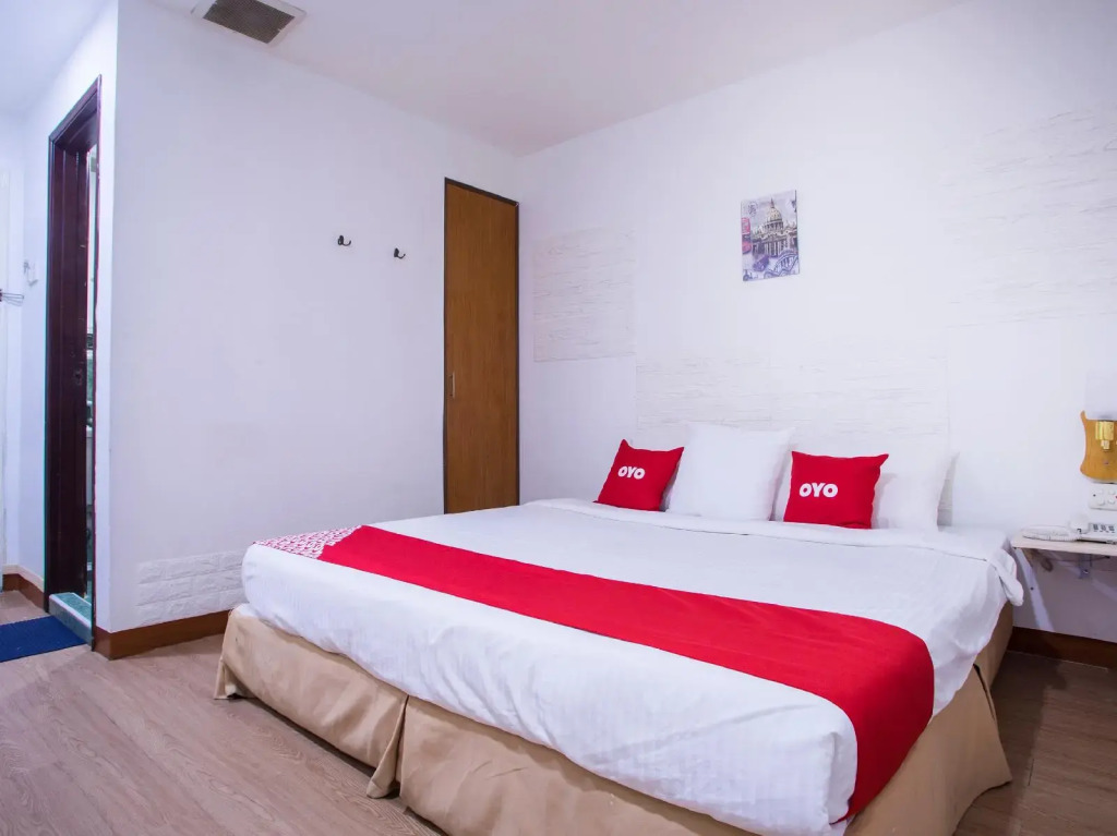 OYO 43963 T Signature Hotel