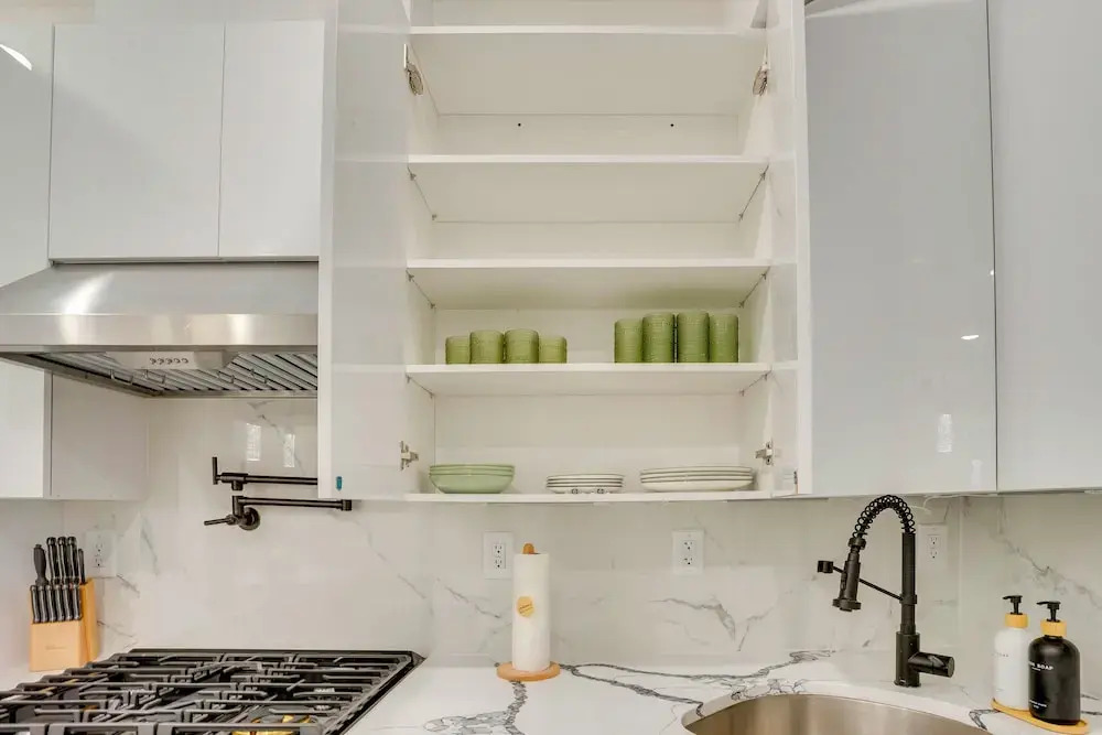 6 Mi to Times Square: Stylish Jersey City Retreat