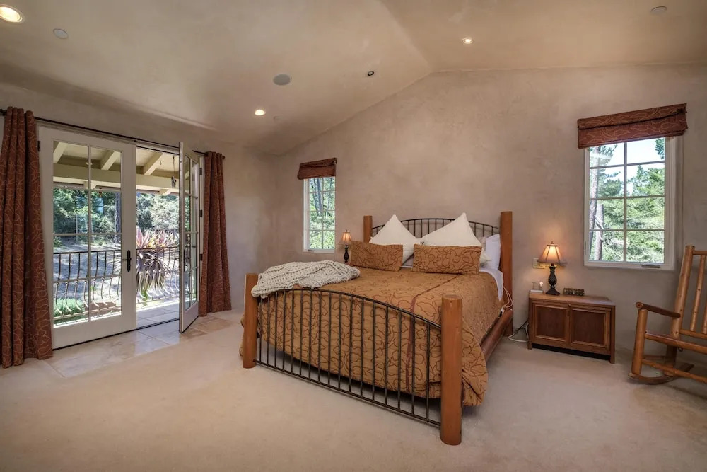 Lx17 Pebble Beach Golfer Retreat