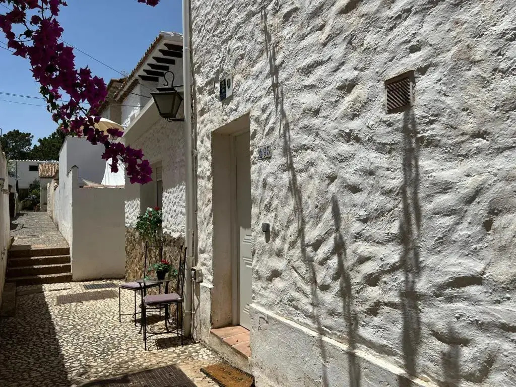 Lovely 4-bed Cottage in Las Chapas Marbella