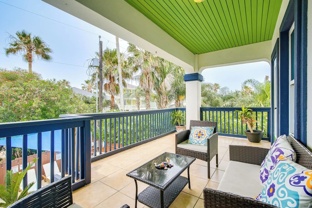 Steps to Beach: Oceanside Townhome w/ Heated Pool